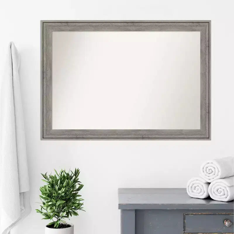 Specchio da Parete per Bagno, Cornice in Legno Grigio Barnwood Non Smussato, 40,5"L x 28,5"A, Assemblato negli USA