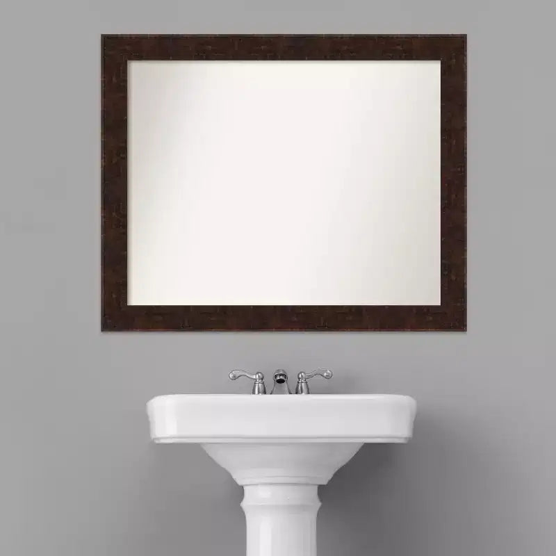 Specchio da parete rettangolare, cornice stretta in bronzo maculato, senza smussatura, 32" L x 26" H, assemblato negli USA