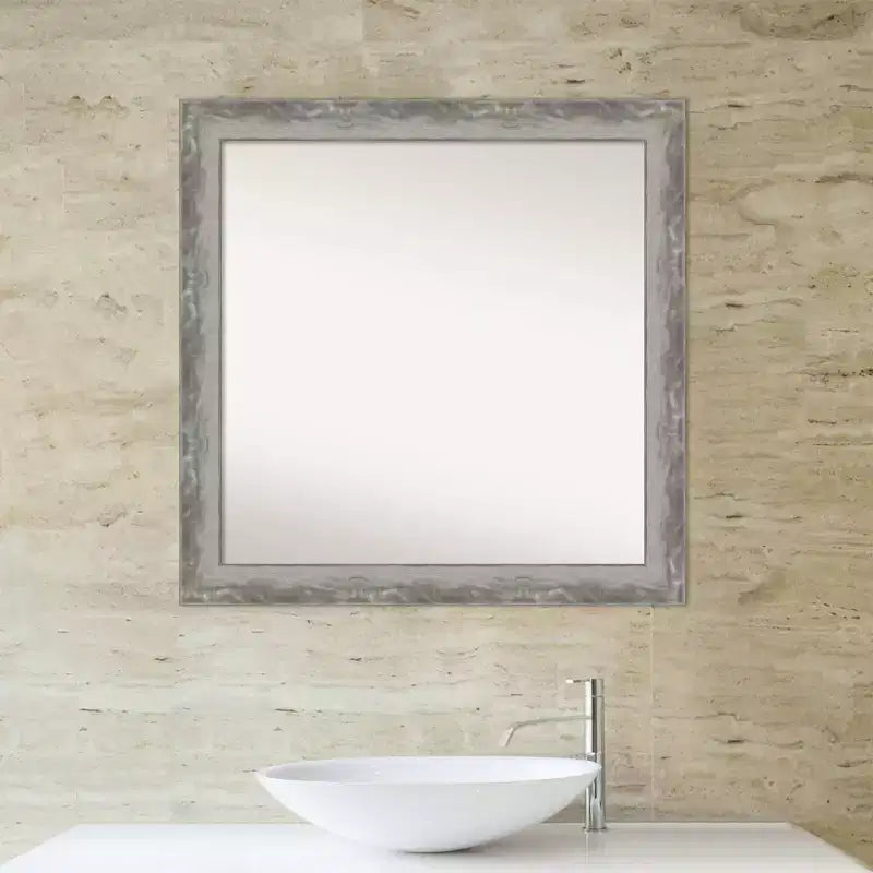 Specchio da parete quadrato per bagno Waveline con cornice argento, non bisellato, 30.5" L x 30.5" A, assemblato negli USA