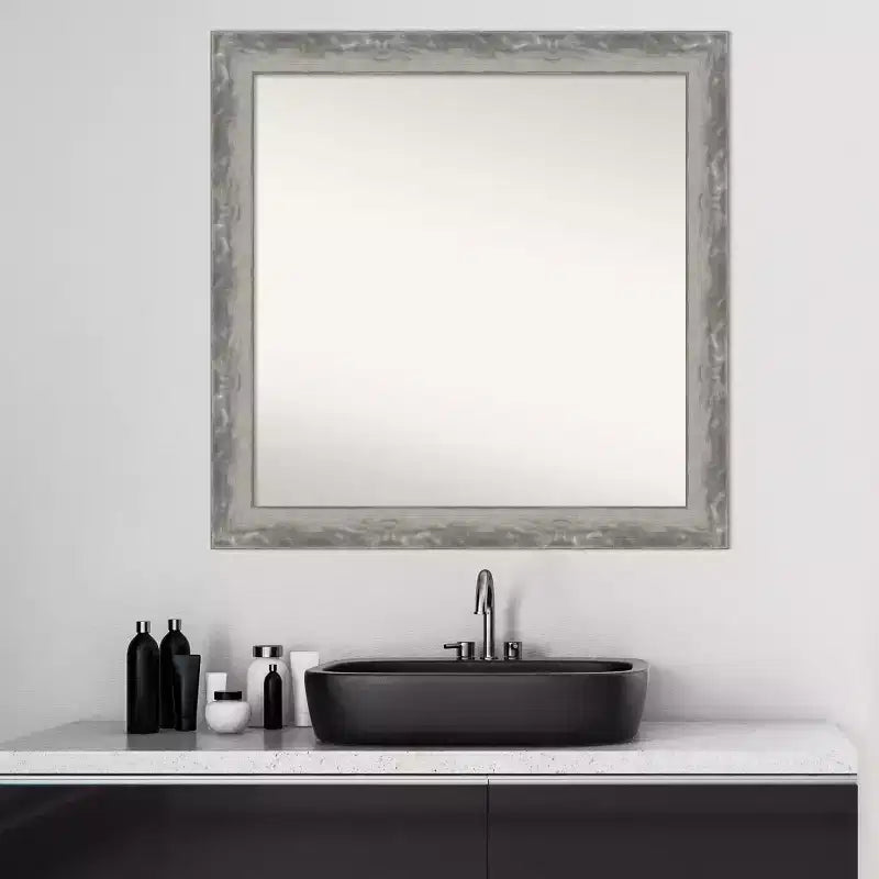 Specchio da parete quadrato per bagno Waveline con cornice argento, non bisellato, 30.5" L x 30.5" A, assemblato negli USA