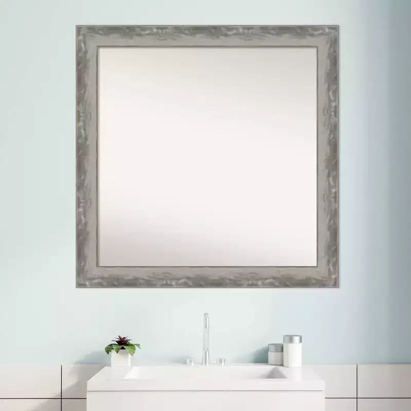 Specchio da parete quadrato per bagno Waveline con cornice argento, non bisellato, 30.5" L x 30.5" A, assemblato negli USA