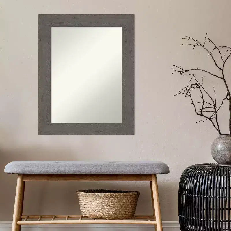 Specchio da parete per bagno con cornice rustica a listelle grigie, non smussato, 23,5"L x 29,5"A, assemblato negli USA