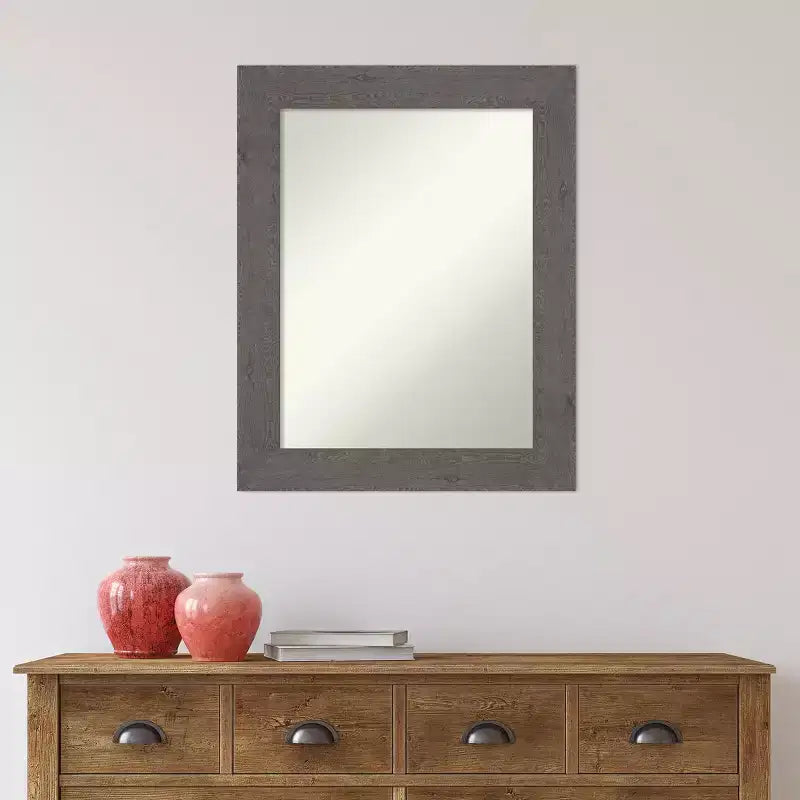 Specchio da parete per bagno con cornice rustica a listelle grigie, non smussato, 23,5"L x 29,5"A, assemblato negli USA