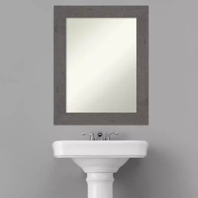 Specchio da parete per bagno con cornice rustica a listelle grigie, non smussato, 23,5"L x 29,5"A, assemblato negli USA