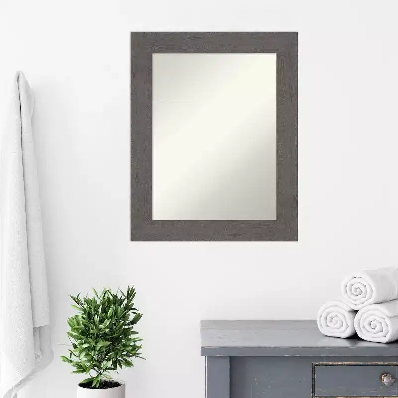 Specchio da parete per bagno con cornice rustica a listelle grigie, non smussato, 23,5"L x 29,5"A, assemblato negli USA