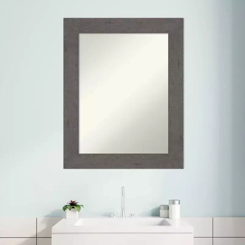 Specchio da parete per bagno con cornice rustica a listelle grigie, non smussato, 23,5"L x 29,5"A, assemblato negli USA