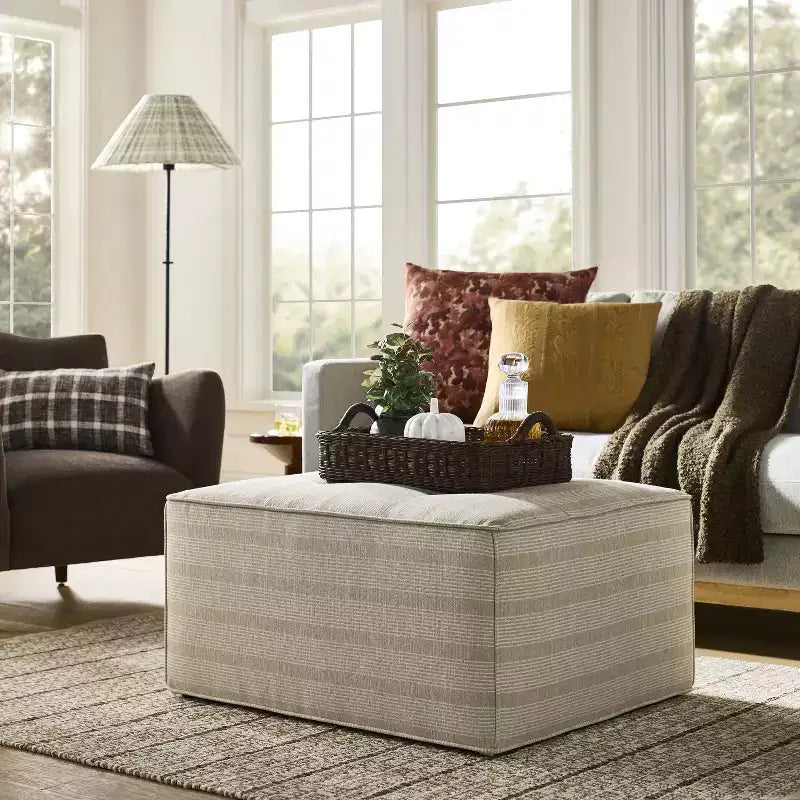 Pouf ottomano trapuntato, poliestere a righe color tortora, struttura in compensato, 34,5"L x 28,75"P x 18"H