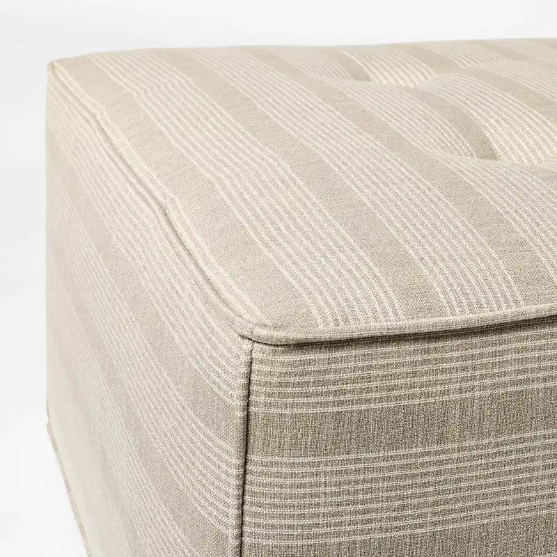 Pouf ottomano trapuntato, poliestere a righe color tortora, struttura in compensato, 34,5"L x 28,75"P x 18"H
