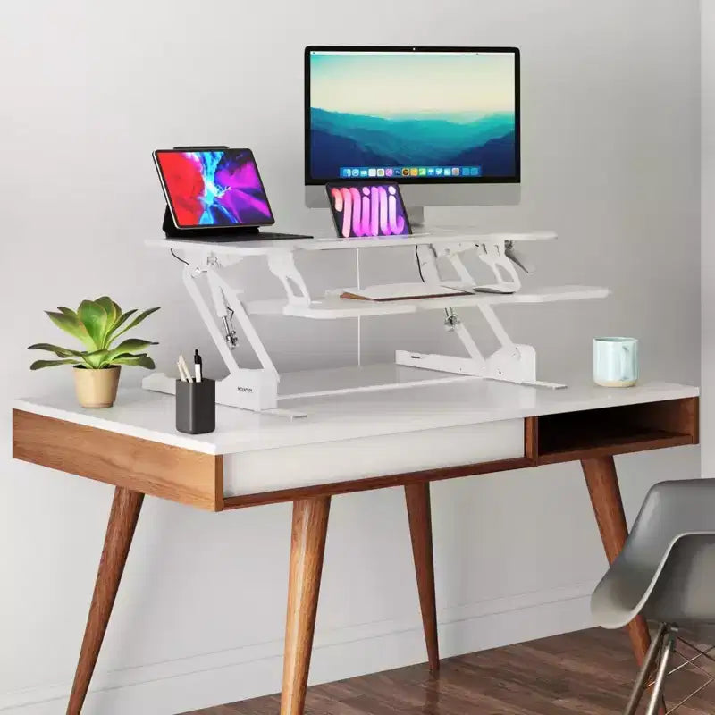 Convertitore scrivania da 38" regolabile in altezza a molla a gas con vassoio per tastiera, adatto a 2 monitor, colore bianco