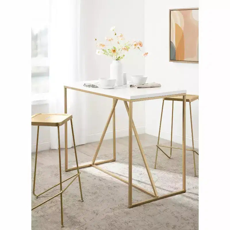 Tavolo da pub Modern Glam con ripiano bianco e base geometrica dorata, 107 cm L x 61 cm P x 91 cm A, 2 posti