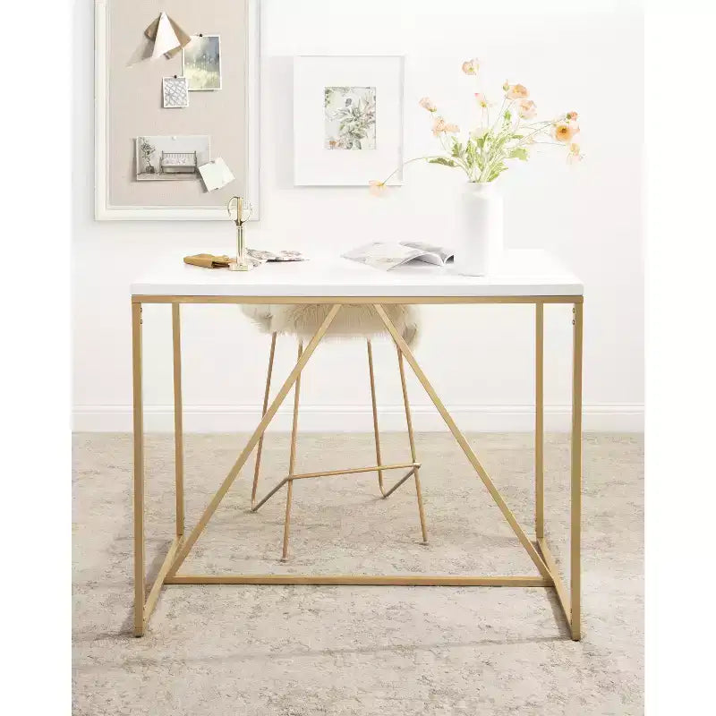 Tavolo da pub Modern Glam con ripiano bianco e base geometrica dorata, 107 cm L x 61 cm P x 91 cm A, 2 posti