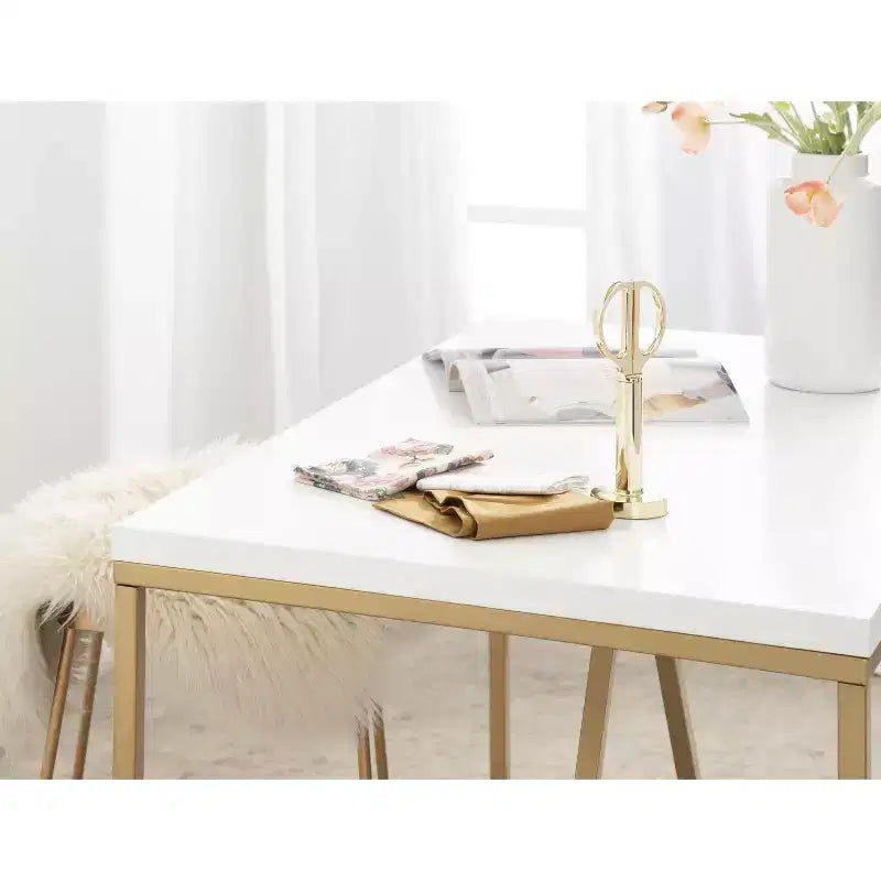 Tavolo da pub Modern Glam con ripiano bianco e base geometrica dorata, 107 cm L x 61 cm P x 91 cm A, 2 posti