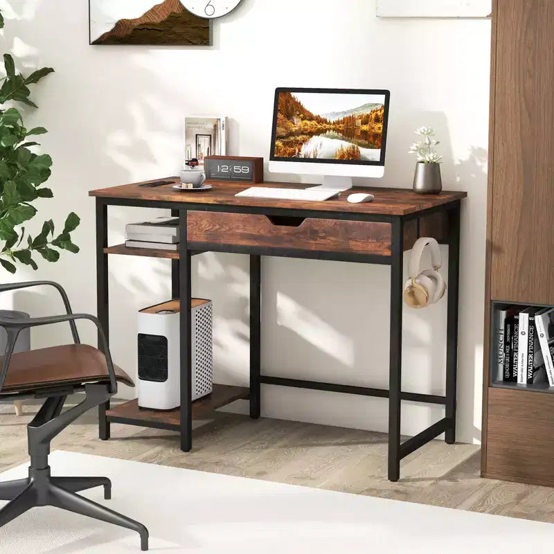 Scrivania per computer con prese di corrente, cassetto e ripiano regolabile, ganci per cuffie, superficie in MDF