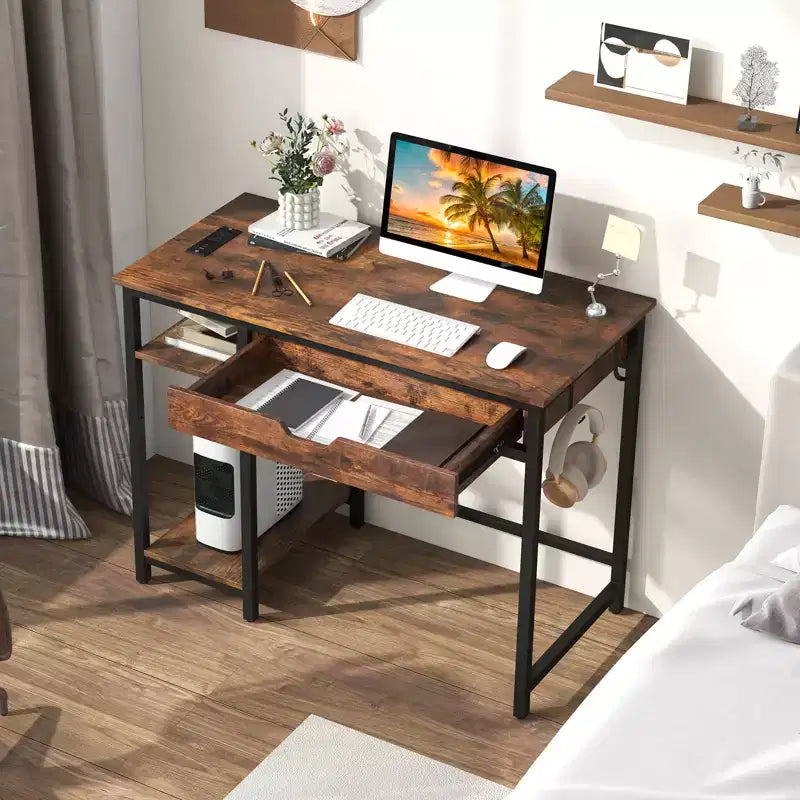 Scrivania per computer con prese di corrente, cassetto e ripiano regolabile, ganci per cuffie, superficie in MDF