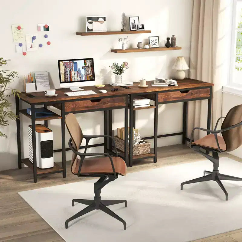Scrivania per computer con prese di corrente, cassetto e ripiano regolabile, ganci per cuffie, superficie in MDF