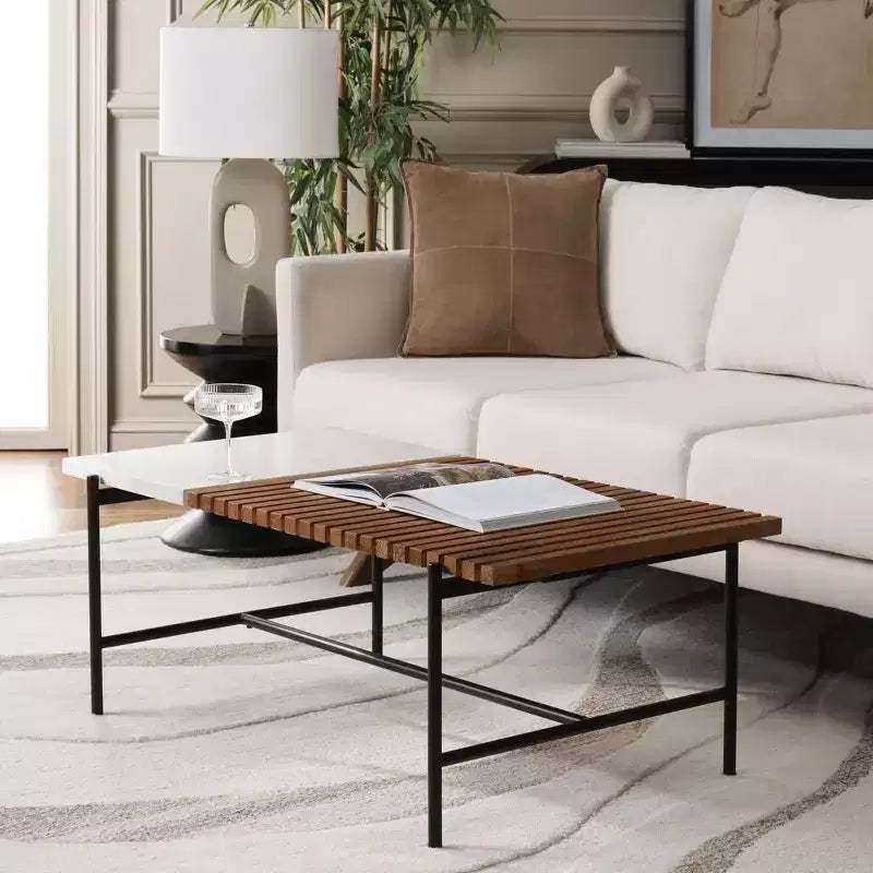 Tavolino da caffè con piano scanalato in legno di abete e base a cavalletto in finto marmo, 106,7 cm L x 59,9 cm P x 41,1 cm H